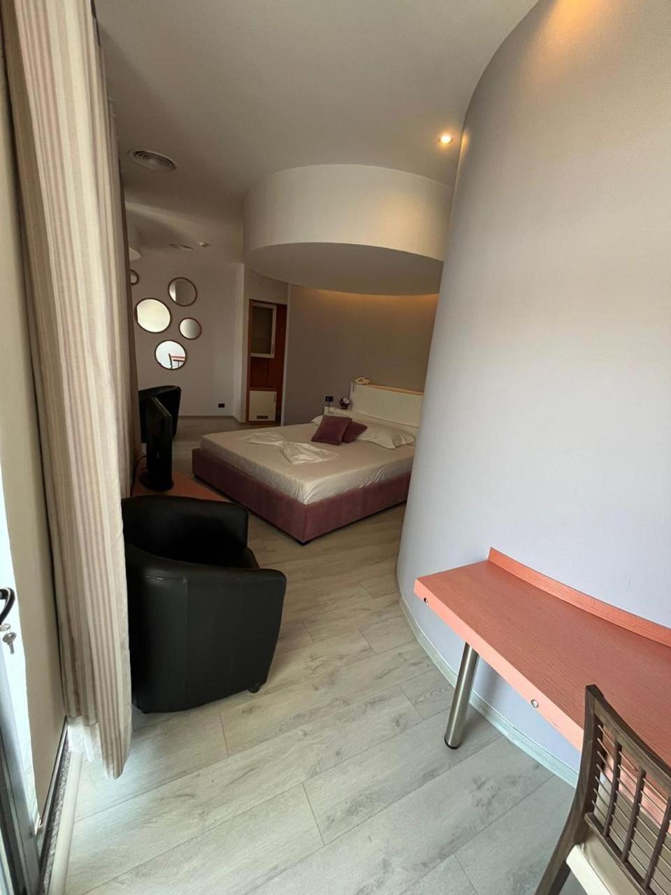 Icon Hotel Vlorë Esterno foto
