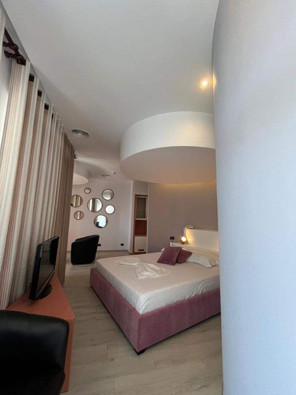 Icon Hotel Vlorë Esterno foto