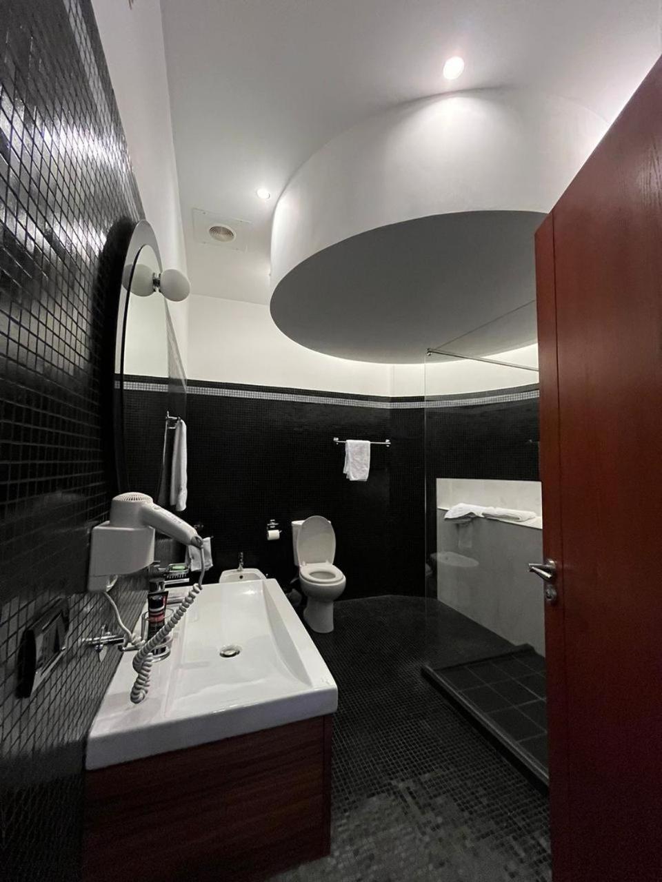 Icon Hotel Vlorë Esterno foto