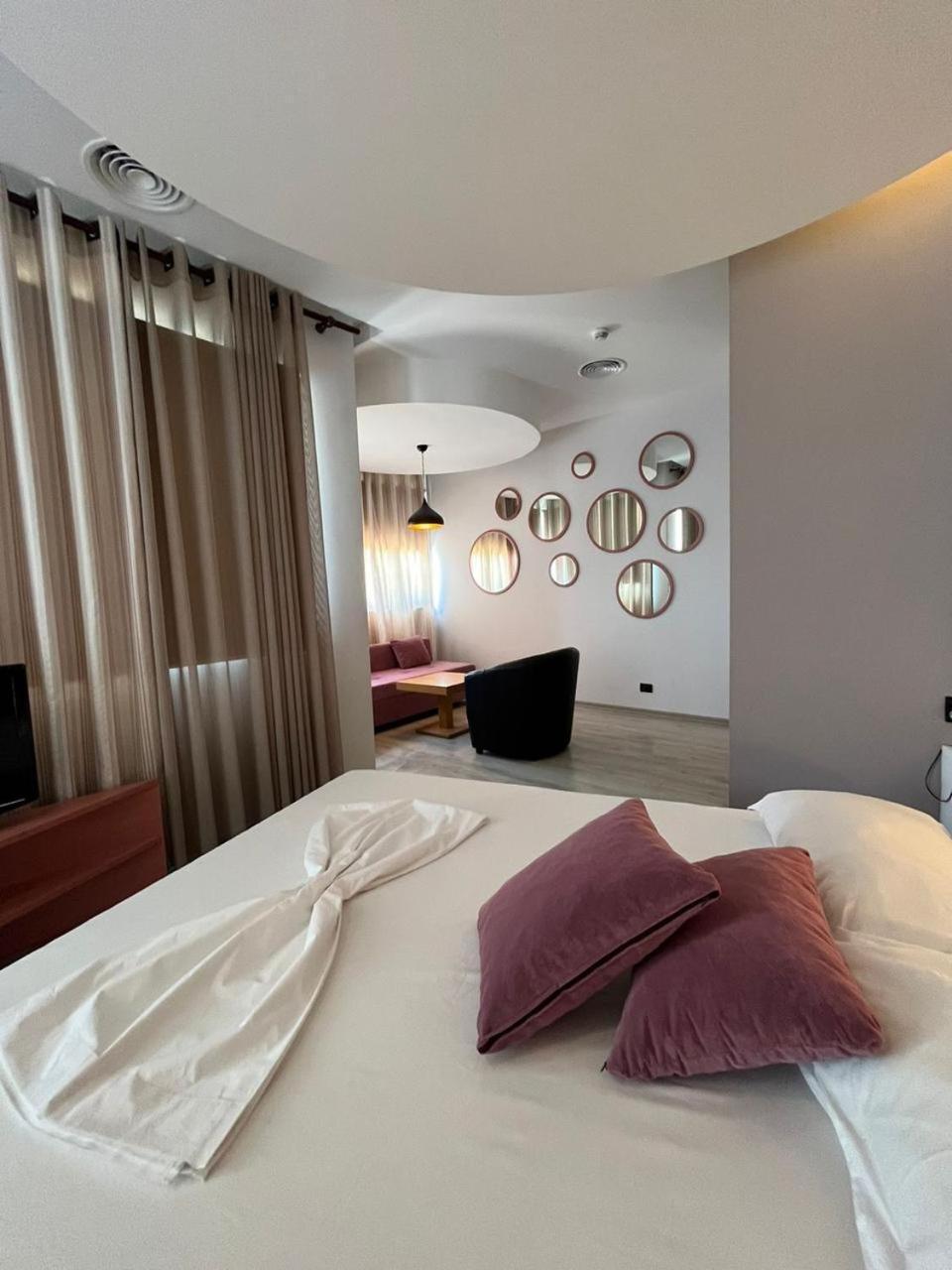 Icon Hotel Vlorë Esterno foto