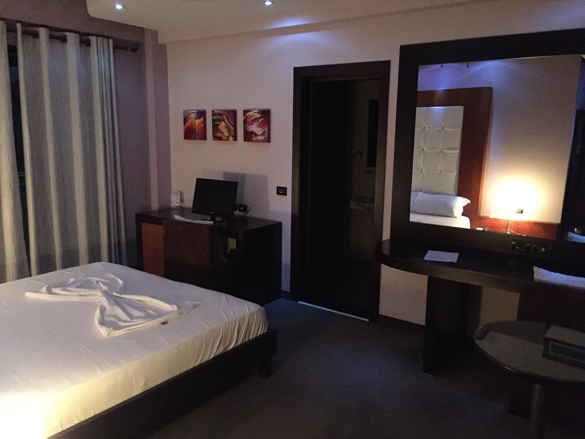 Icon Hotel Vlorë Esterno foto