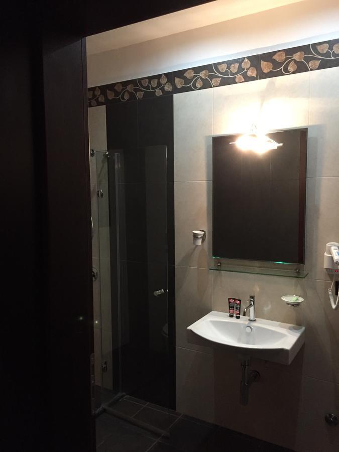Icon Hotel Vlorë Esterno foto