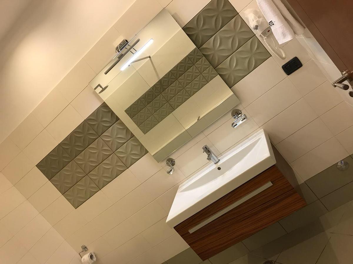 Icon Hotel Vlorë Esterno foto