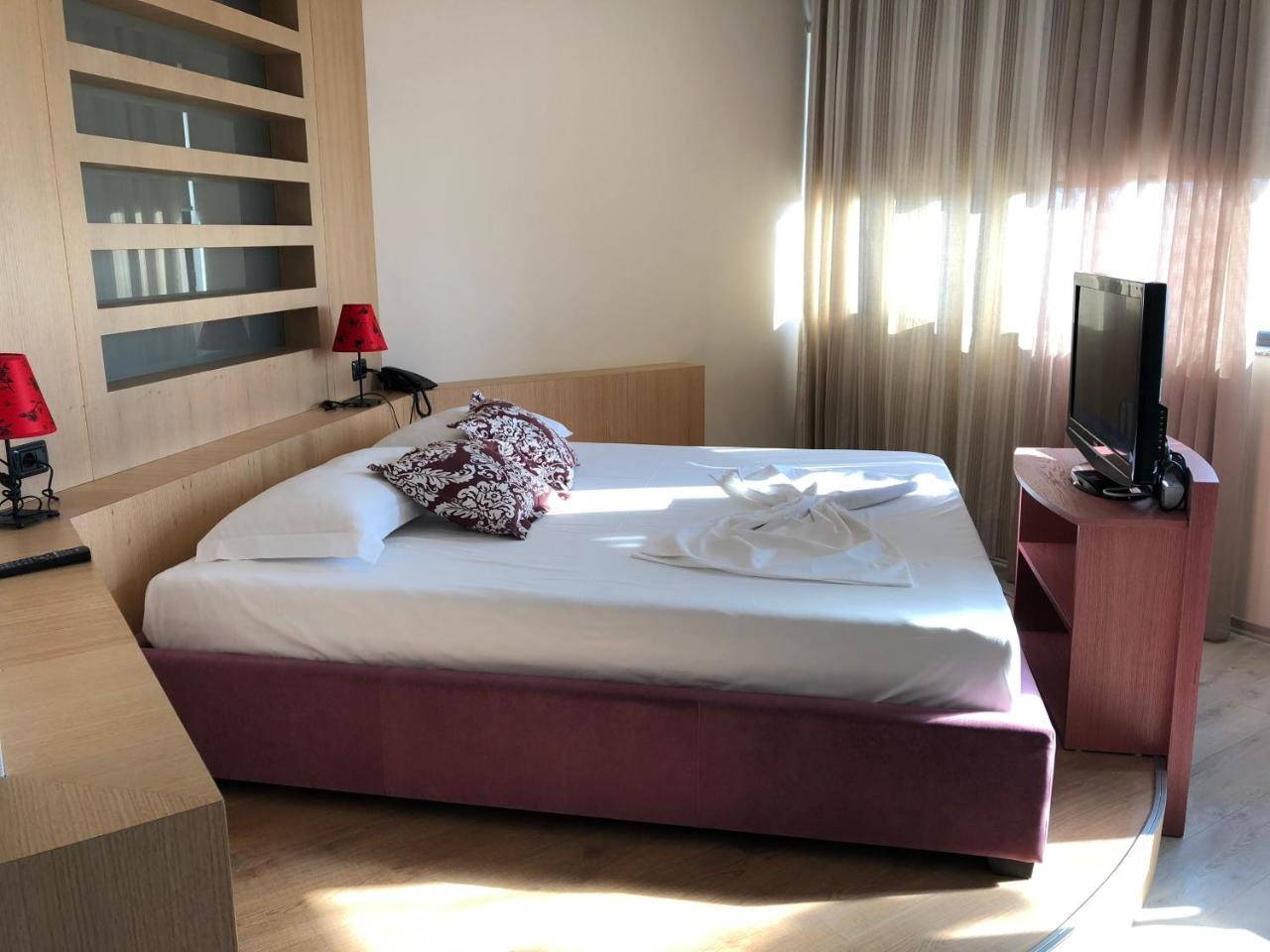 Icon Hotel Vlorë Esterno foto