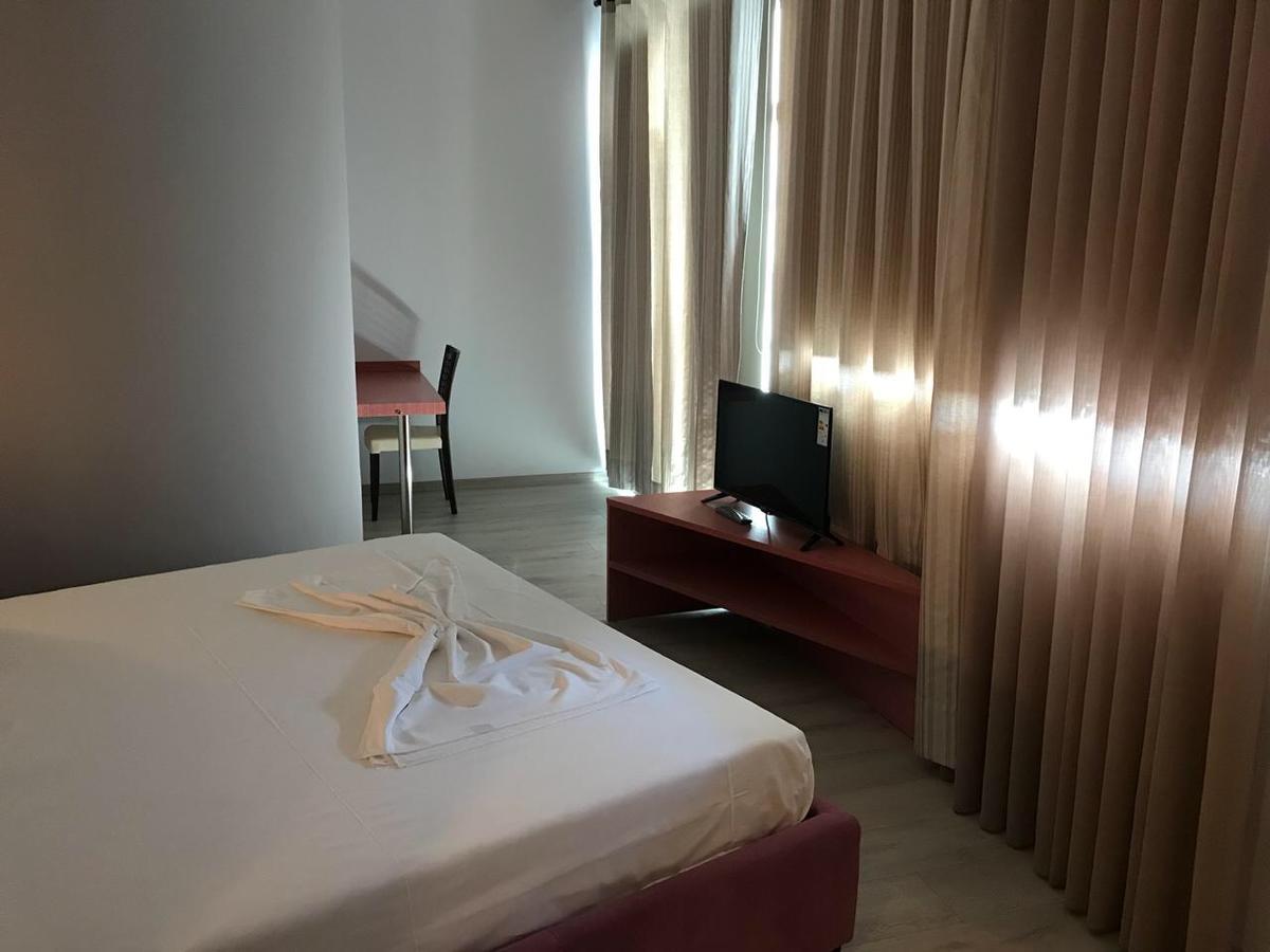 Icon Hotel Vlorë Esterno foto