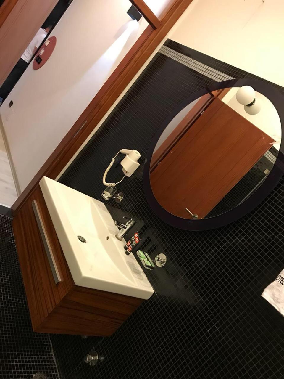 Icon Hotel Vlorë Esterno foto
