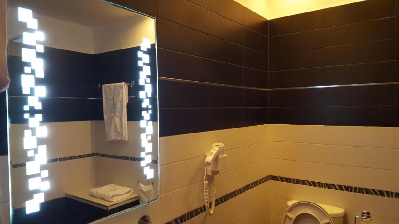Icon Hotel Vlorë Esterno foto