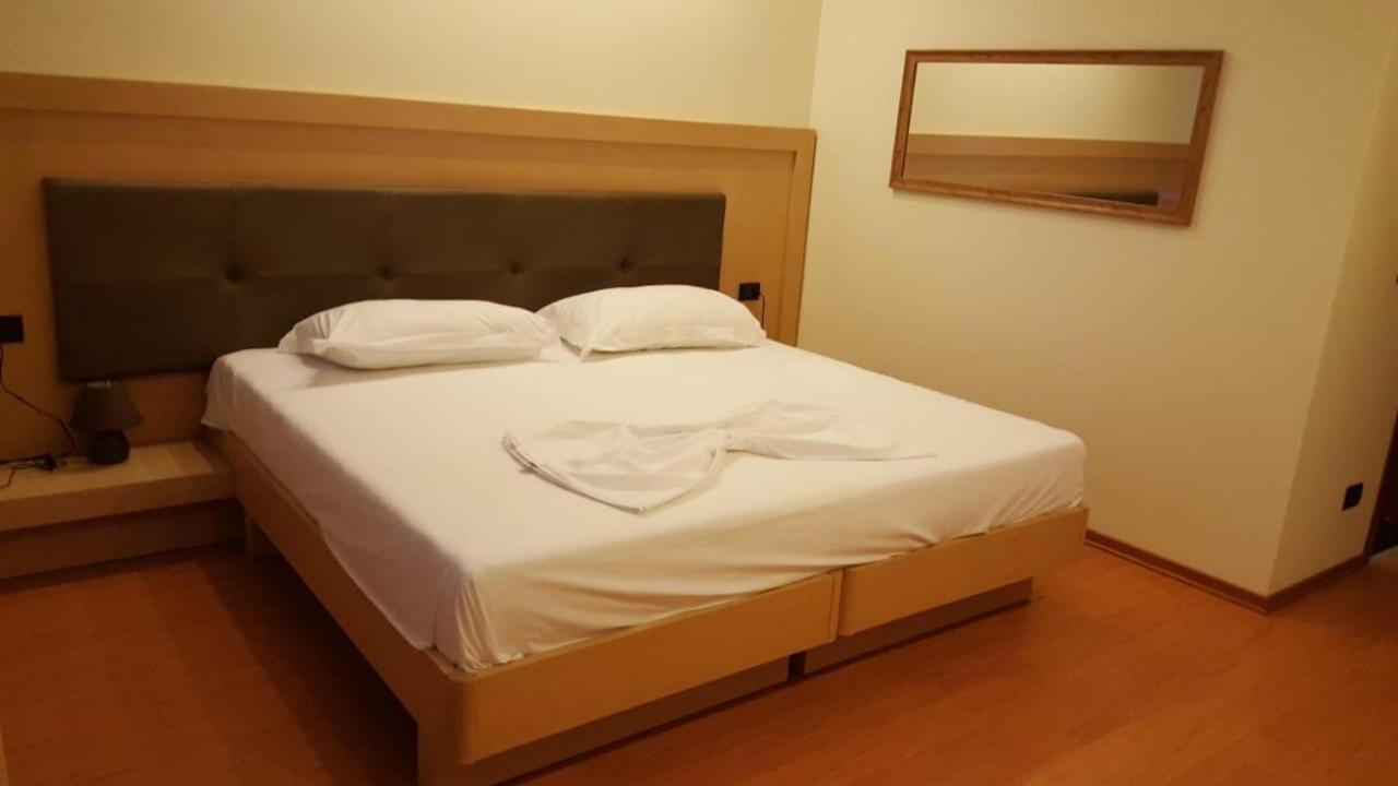 Icon Hotel Vlorë Esterno foto