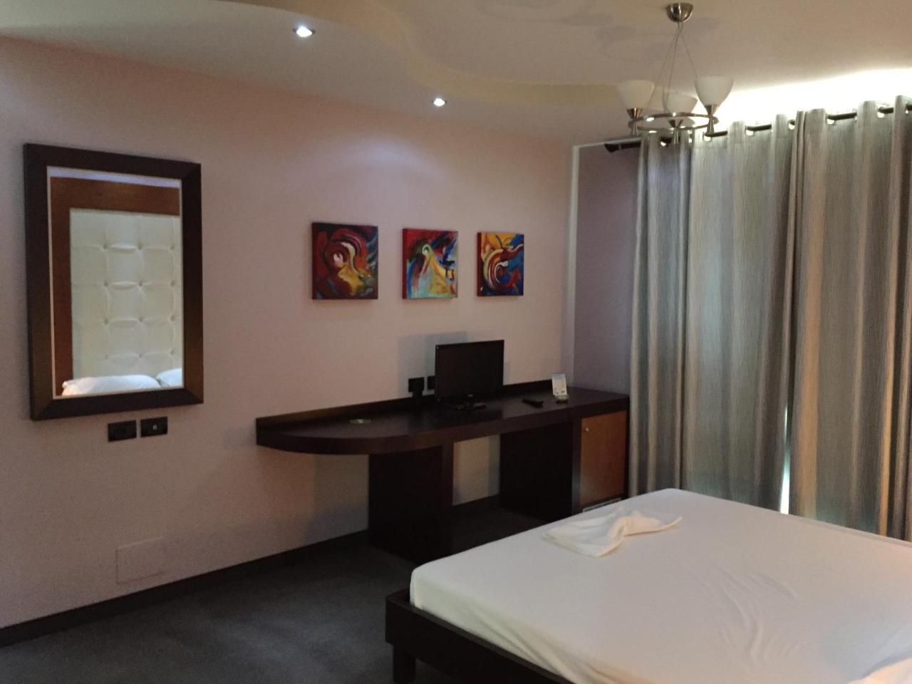 Icon Hotel Vlorë Esterno foto