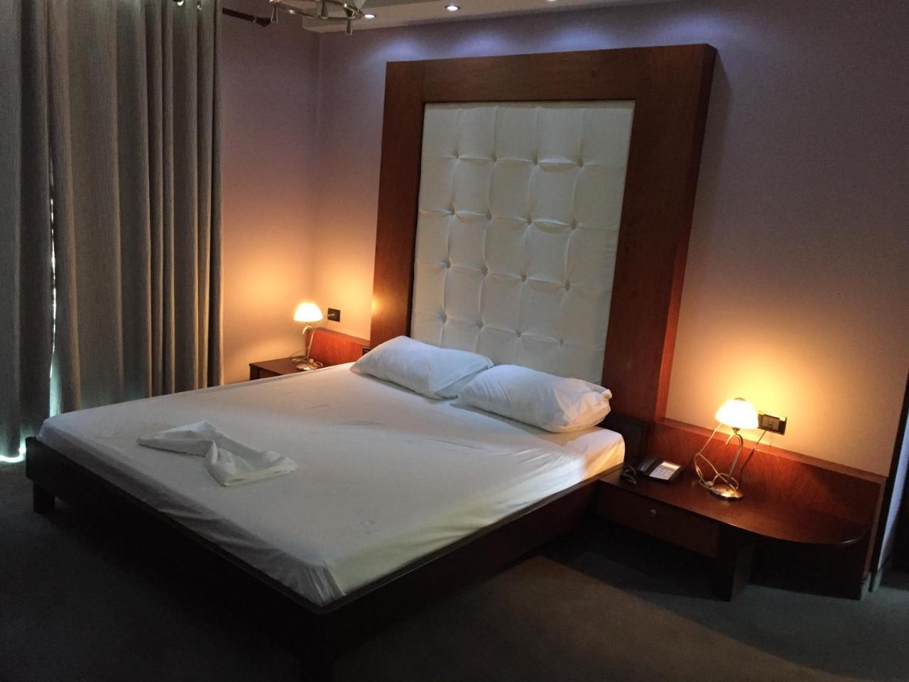 Icon Hotel Vlorë Esterno foto